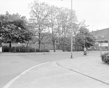 882520 Gezicht op het leegstaande schoolgebouw Laan van Engelswier 13 te Utrecht, vanaf de Royaards van den Hamkade.